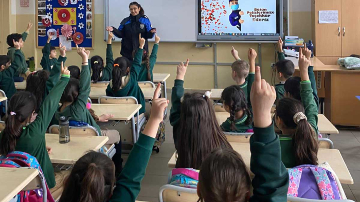 Polis, ilkokul öğrencilerine mesleğini tanıttı